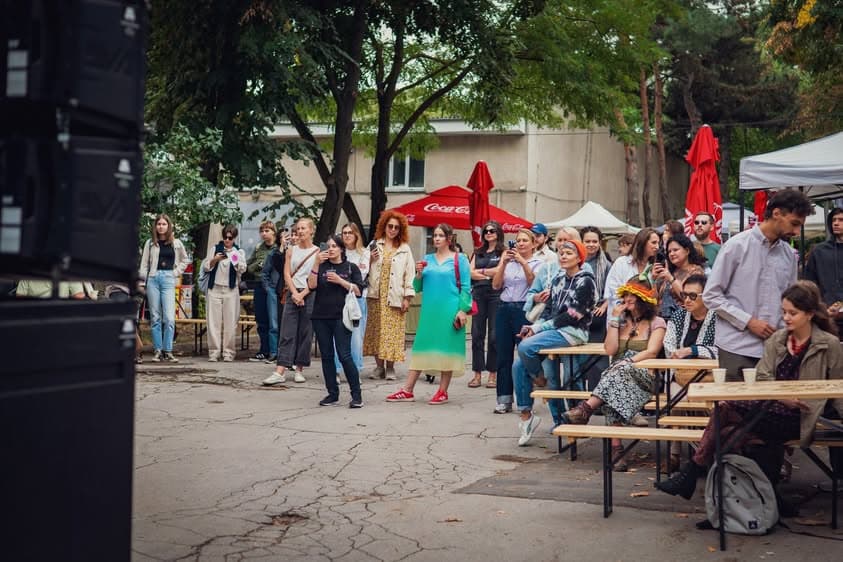 People and art at YARDSALE + THE ART 2